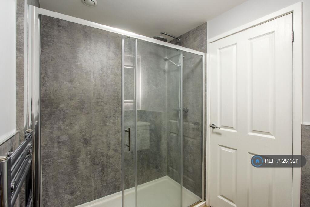 Master En Suite Bathroom
