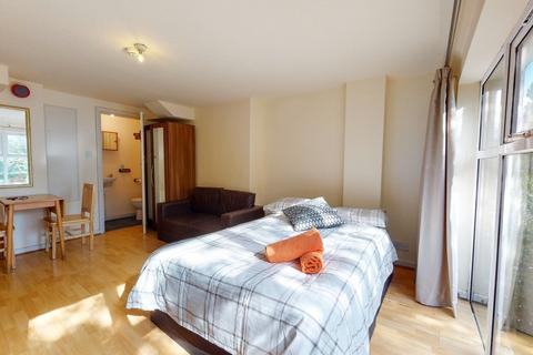 Studio to rent, Chatsworth Road