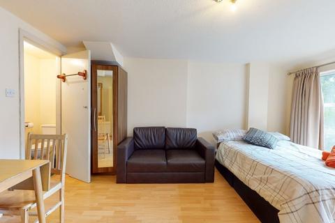 Studio to rent, Chatsworth Road