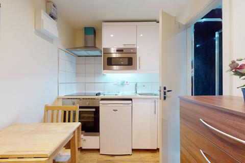 Studio to rent, Chatsworth Road