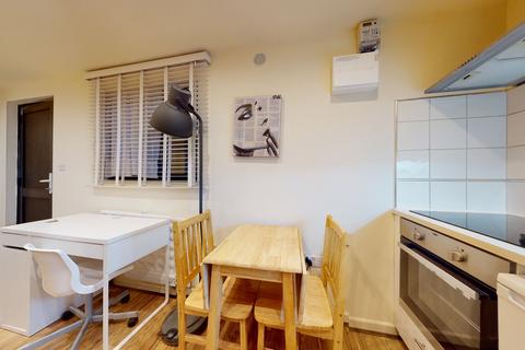 Studio to rent, Chatsworth Road