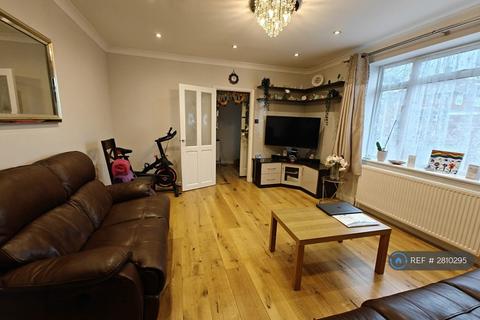 3 bedroom end of terrace house to rent, Ryvers Road, Slough, SL3