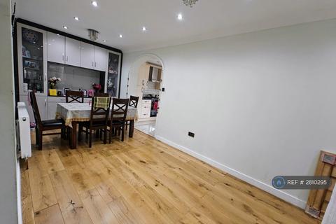 3 bedroom end of terrace house to rent, Ryvers Road, Slough, SL3