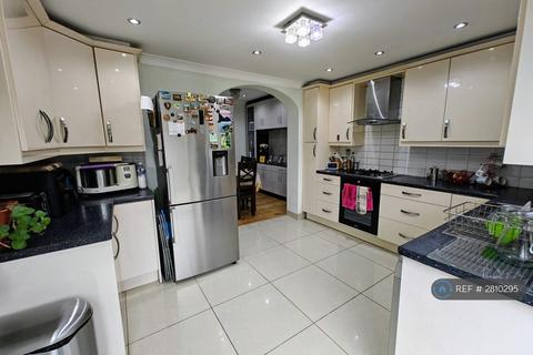 3 bedroom end of terrace house to rent, Ryvers Road, Slough, SL3