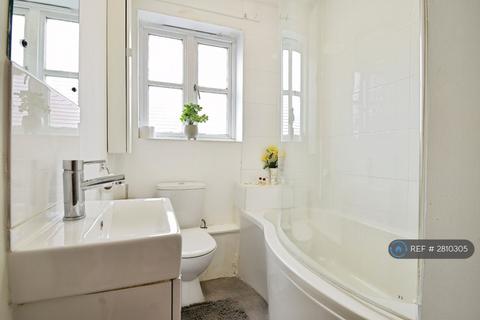 2 bedroom flat to rent, Caravel Close, London, E14