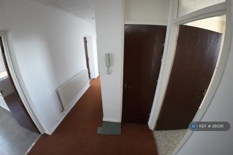 3 bedroom flat to rent, Grampian Court, Liverpool, L7
