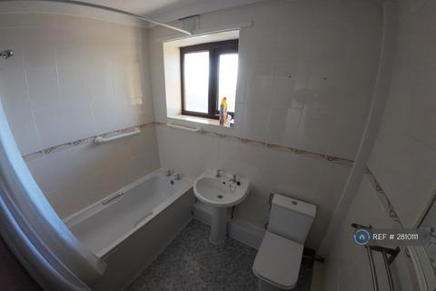 3 bedroom flat to rent, Grampian Court, Liverpool, L7