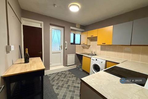 3 bedroom flat to rent, Grampian Court, Liverpool, L7