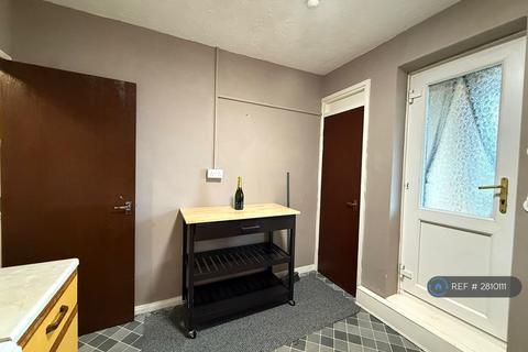 3 bedroom flat to rent, Grampian Court, Liverpool, L7