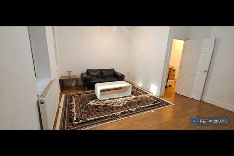 2 bedroom flat to rent, High St, Slough, SL1