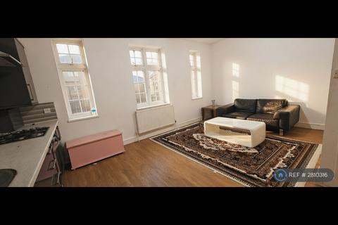 2 bedroom flat to rent, High St, Slough, SL1