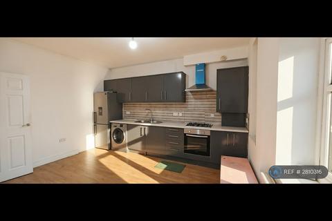 2 bedroom flat to rent, High St, Slough, SL1