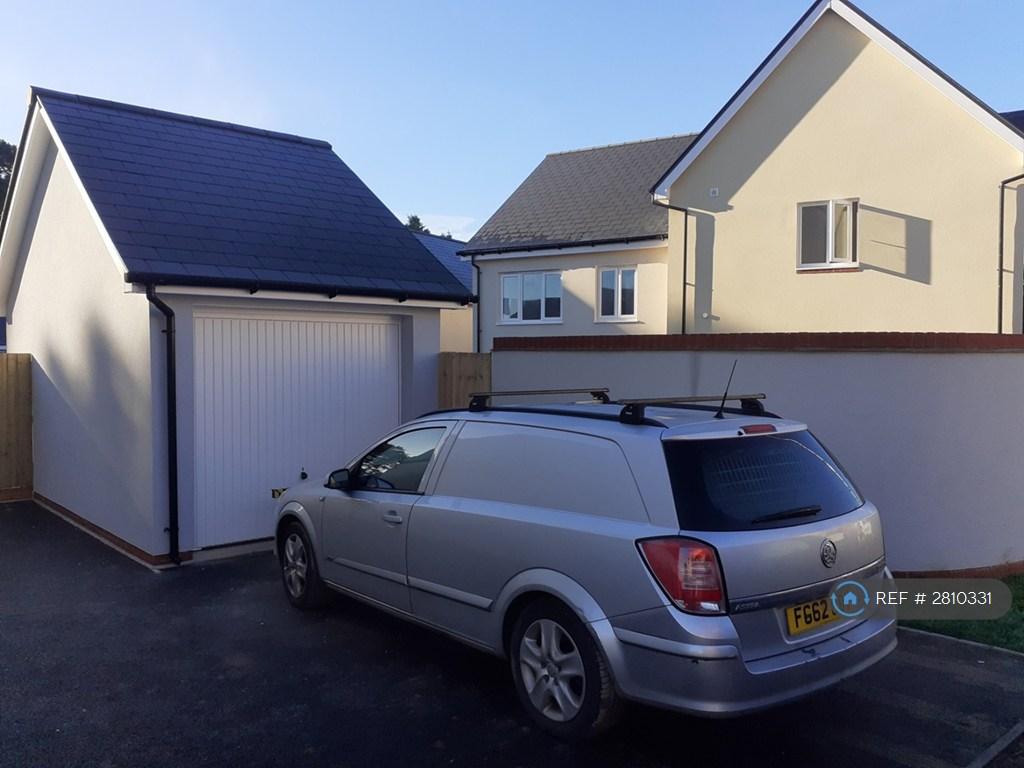 Detached Garage/Drive
