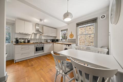 2 bedroom ground floor flat to rent, Haverhill Road, London SW12