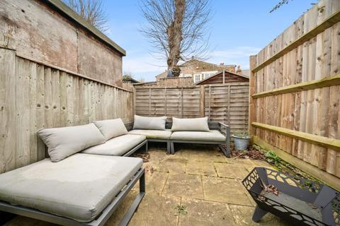 2 bedroom ground floor flat to rent, Haverhill Road, London SW12