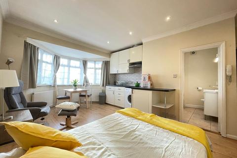 Studio to rent, Clifton Gardens, London NW11