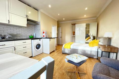 Studio to rent, Clifton Gardens, London NW11
