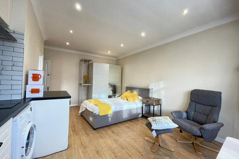 Studio to rent, Clifton Gardens, London NW11