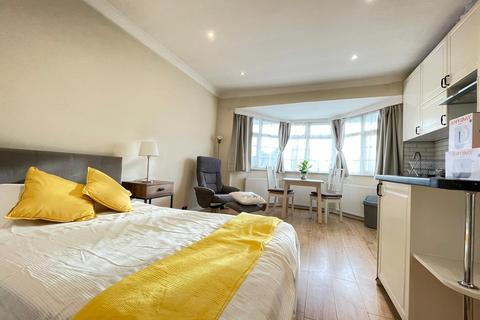 Studio to rent, Clifton Gardens, London NW11