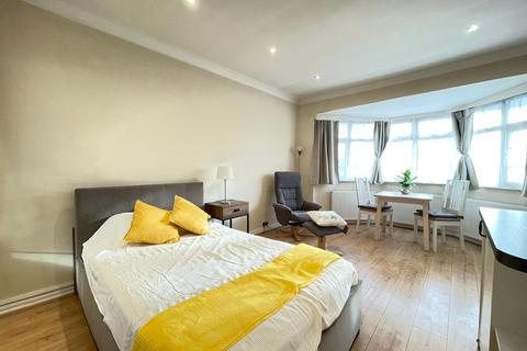 Studio to rent, Clifton Gardens, London NW11
