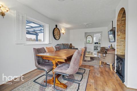 2 bedroom maisonette for sale, Marina Approach, Hayes