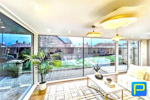 4 bedroom bungalow for sale, Gosforth Park Villas, North Gosforth, Newcastle upon Tyne, Tyne and Wear, NE13 6PP