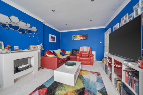 2 bedroom flat for sale, High Moor Court, Moortown, Leeds, LS17