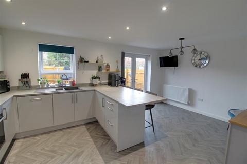 4 bedroom detached house for sale, Manor Road, Newent