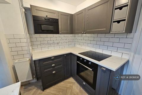 2 bedroom flat to rent, Moor Park Lane, Farnham, GU9