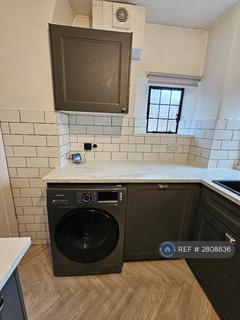 2 bedroom flat to rent, Moor Park Lane, Farnham, GU9