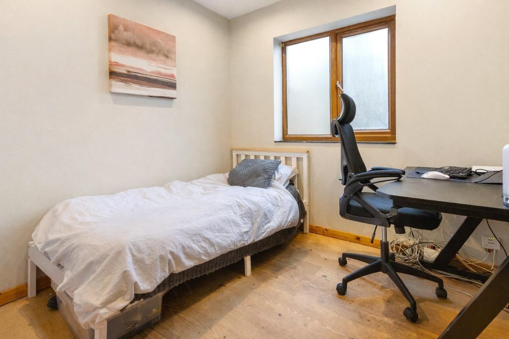 Bedroom / Study