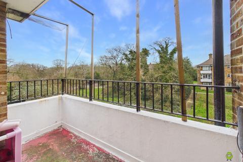 2 bedroom flat for sale, Hurst House, Hurst Lane, London, London, SE2