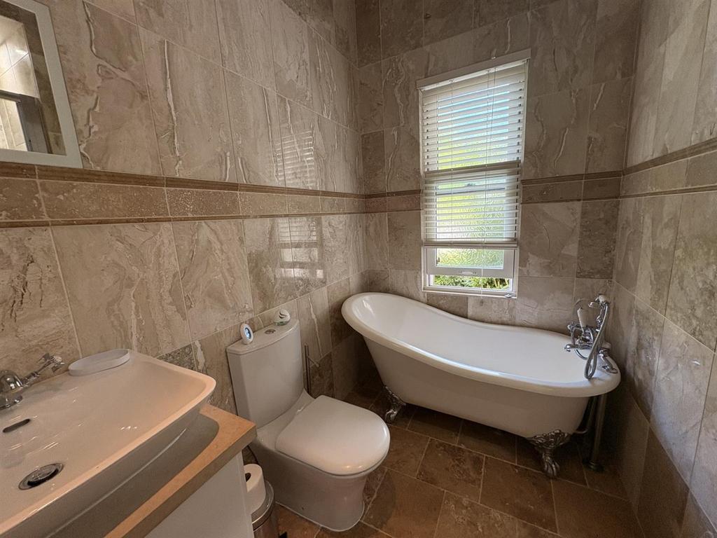 Ensuite shower room.jpg