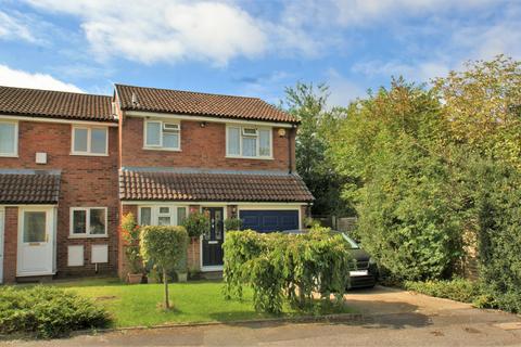 3 bedroom end of terrace house to rent, Russet Close, Hersham KT12