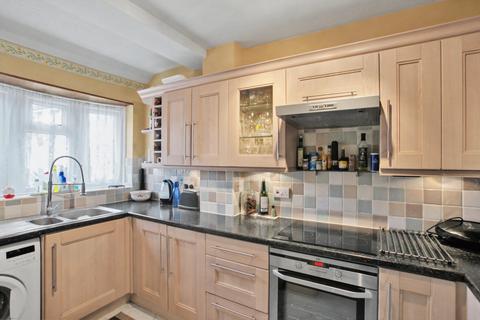 3 bedroom end of terrace house to rent, Russet Close, Hersham KT12