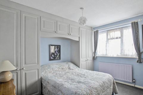 3 bedroom end of terrace house to rent, Russet Close, Hersham KT12