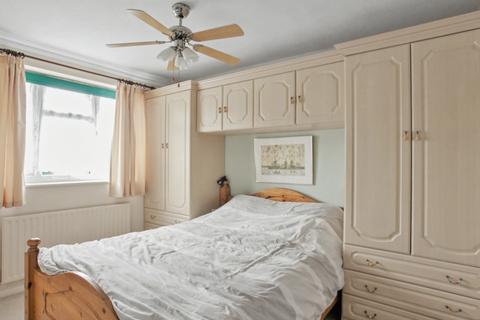 3 bedroom end of terrace house to rent, Russet Close, Hersham KT12