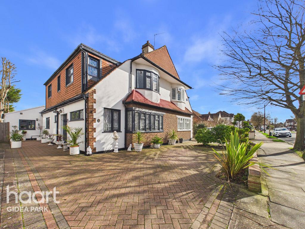 Detached house exterior, driveway