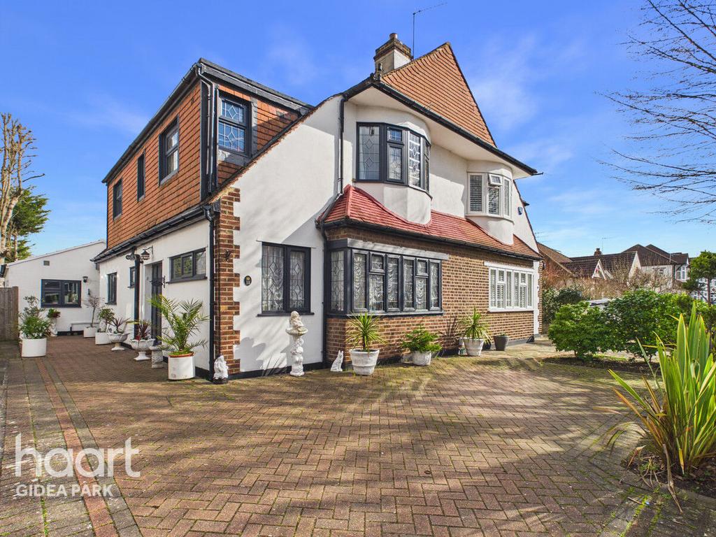 Detached house exterior, driveway