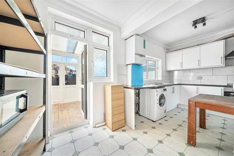 5 bedroom end of terrace house for sale, Staines Road, Ilford