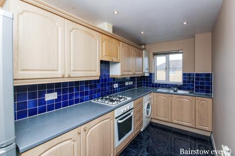 2 bedroom apartment to rent, Friars Close, Ilford, IG1