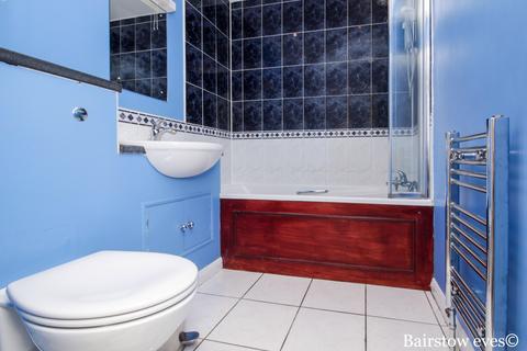2 bedroom apartment to rent, Friars Close, Ilford, IG1
