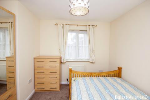 2 bedroom apartment to rent, Friars Close, Ilford, IG1