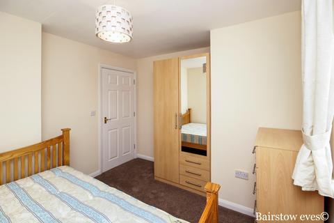 2 bedroom apartment to rent, Friars Close, Ilford, IG1