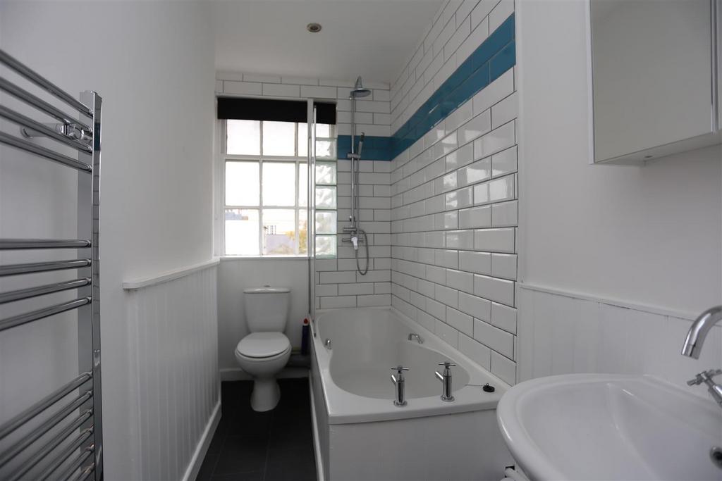 4, 60 Montpelier Road Bathroom.JPG