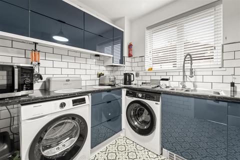 2 bedroom apartment for sale, Montague Road, Sale