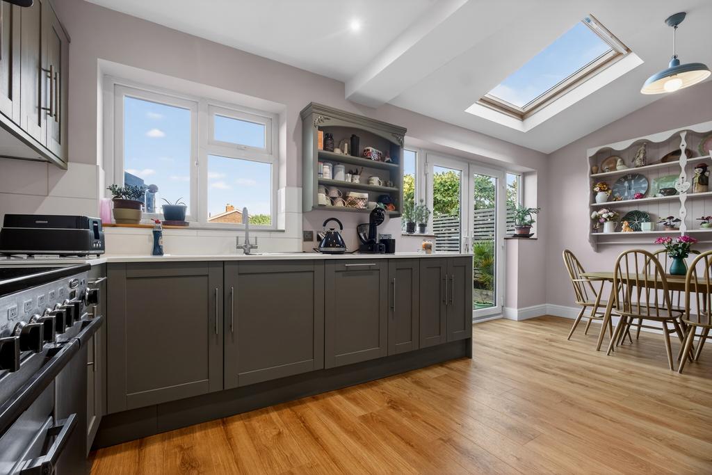 Kitchen Dining Area (4)