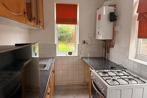 3 bedroom semi-detached house to rent, Somerset Avenue, Luton LU2