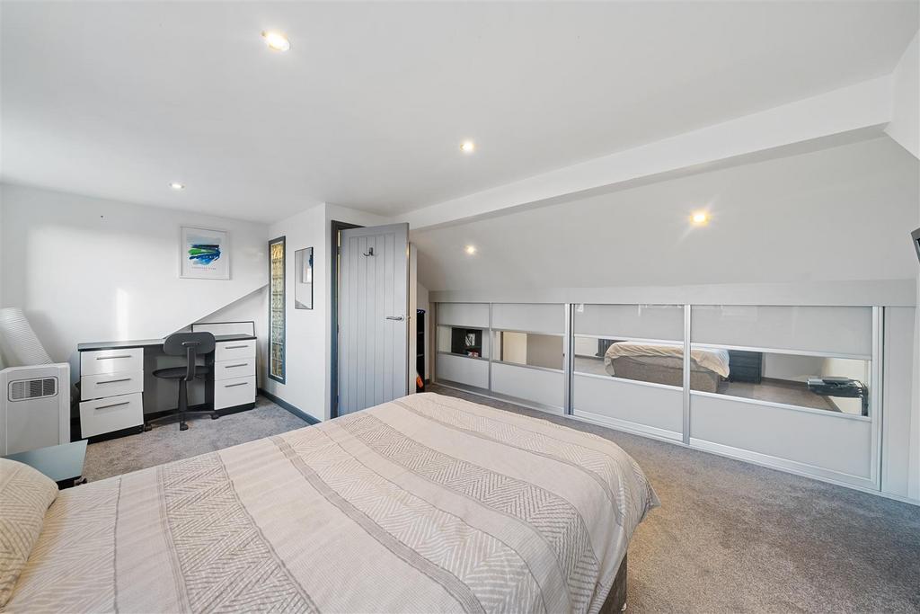 Bedroom 4a.jpg