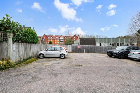2 bedroom apartment to rent, Station Road, Merstham Redhill RH1